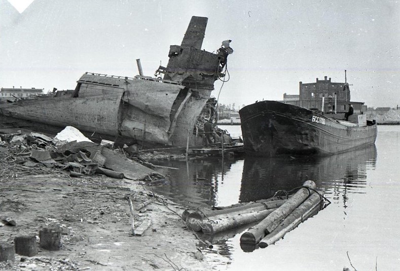 С-11 разоружение погибшей в 1941 г. Изъятие артиллерийских снарядов из артпогреба, 1956г (2)